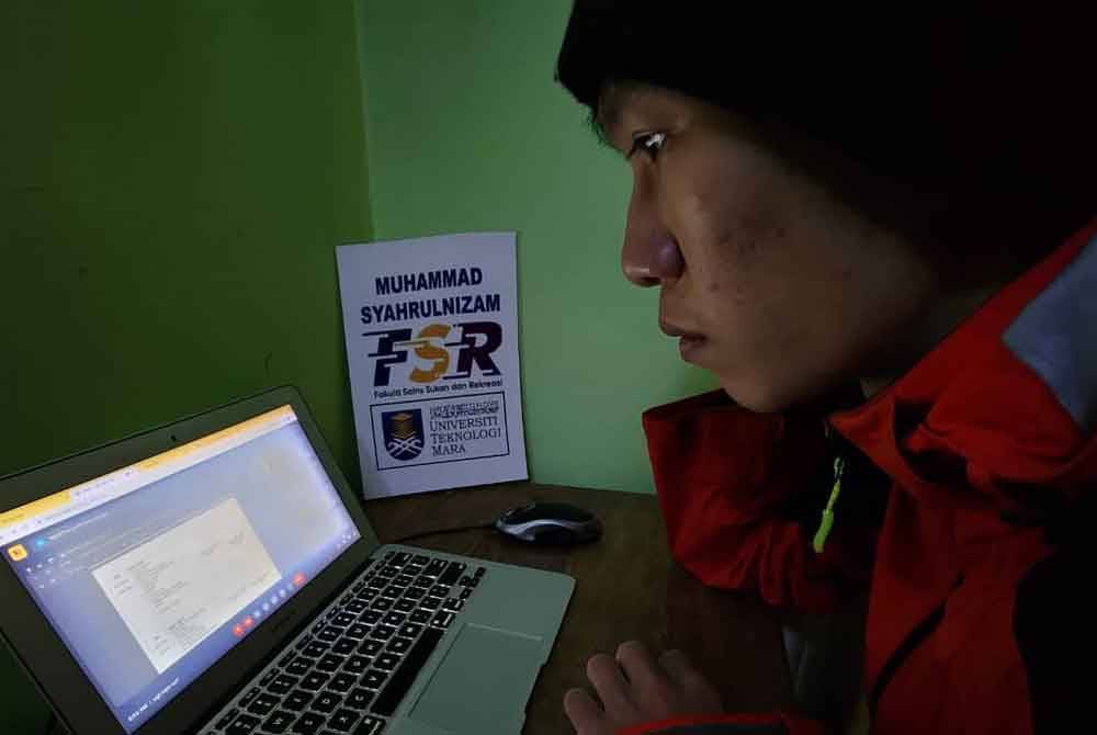 Pendaki solo, Muhammad Syahrulnizam tetap mengikuti pembelanjaran kelas secara online.