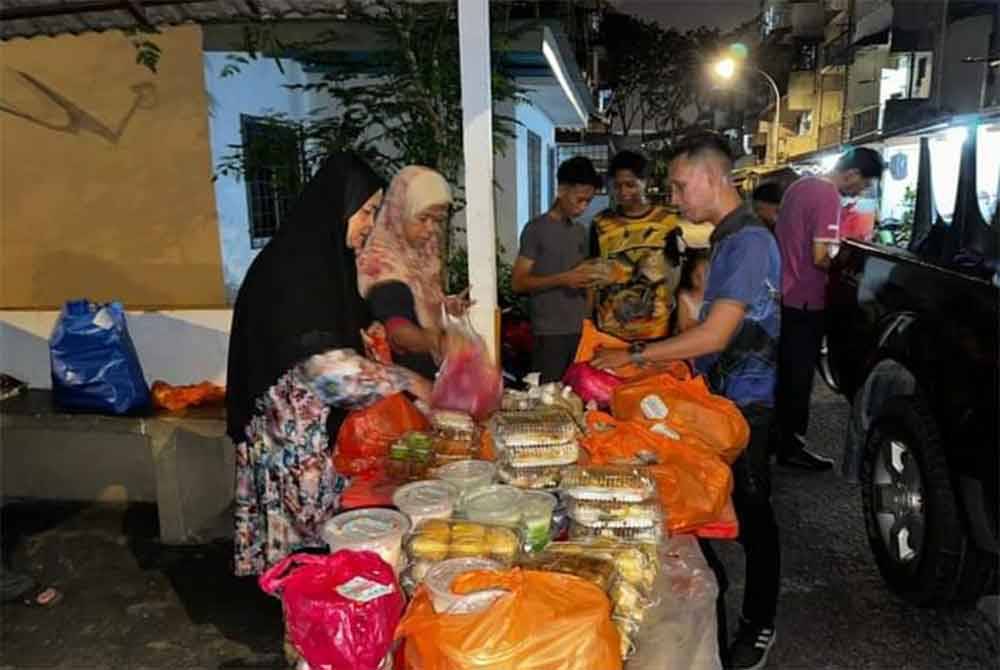 MBSA gesa peniaga bazar terlibat dalam program tersebut menghantar makanan yang tidak habis dijual dan masih elok ke khemah MBSA MySave Food.