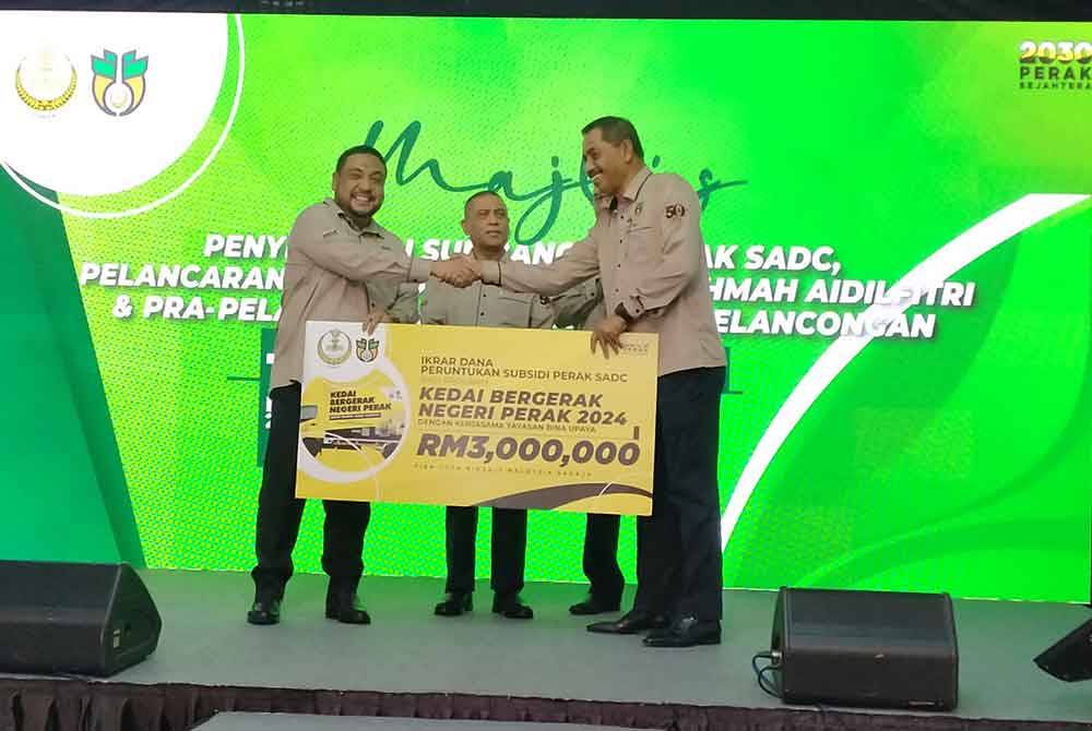 Saarani menyaksikan Majlis Ikrar Dana Peruntukan Subsidi Perak SADC bernilai RM3 Juta bagi Program Jualan Kedai Bergerak Negeri Perak 2024 dengan kerjasama YBU di Ibu Pejabat, Perak SADC di sini pada Selasa.