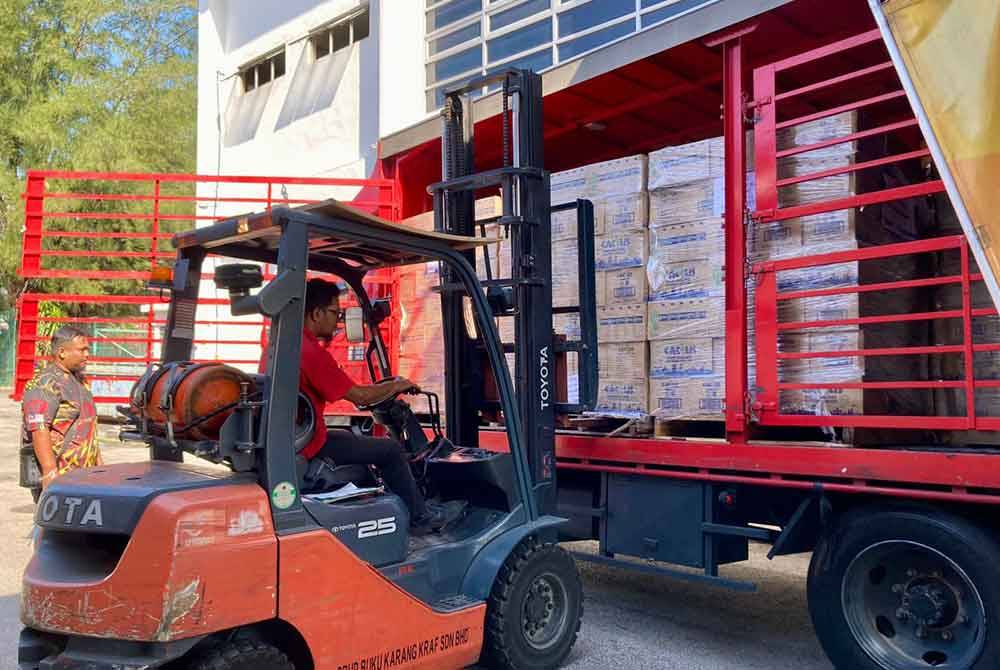 Air mineral sumbangan Mr D.I.Y untuk Program Iftar Ala Madinah @Karangkraf tiba di Dataran Karangkraf, Shah alam pada Isnin.