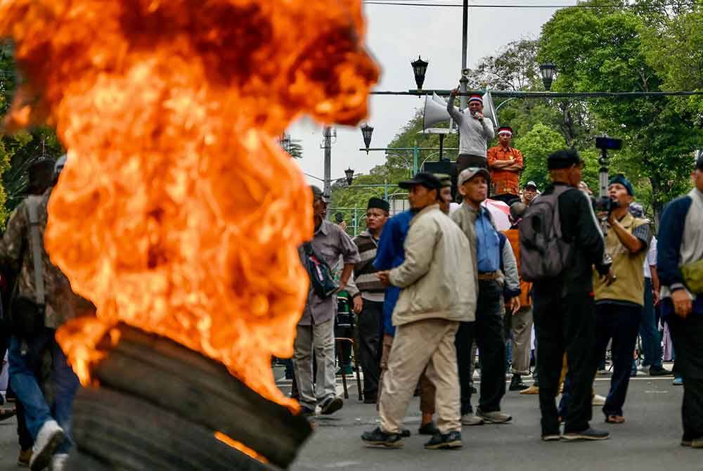 Orang ramai membantah keputusan awal Pilpres dan menuntut pemecatan Presiden Indonesia, Joko Widodo kerana didakwa terlibat dalam politik dinasti keluarga. - Foto: AFP