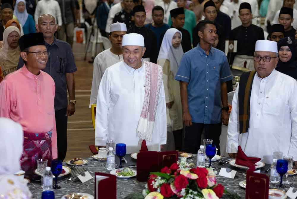 Ahmad Zahid ketika hadir pada Majlis Iftar Santunan Kasih Ramadan di MRSM Felda pada Selasa. Foto Bernama