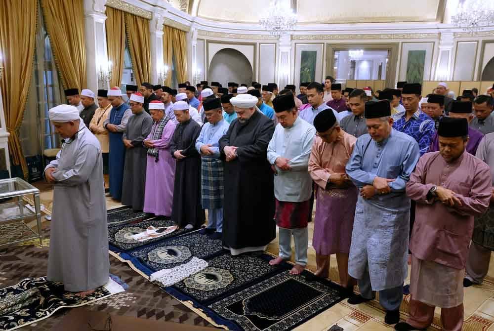 Anwar (empat dari kanan) menunaikan solat Maghrib pada Majlis Berbuka Puasa Madani Perdana Menteri bersama Para Ilmuwan dan Agamawan di Kompleks Seri Perdana malam ini. Turut kelihatan Menteri di Jabatan Perdana Menteri (Hal Ehwal Agama), Datuk Dr Mohd Na'im Mokhtar (enam, kanan). Foto Bernama