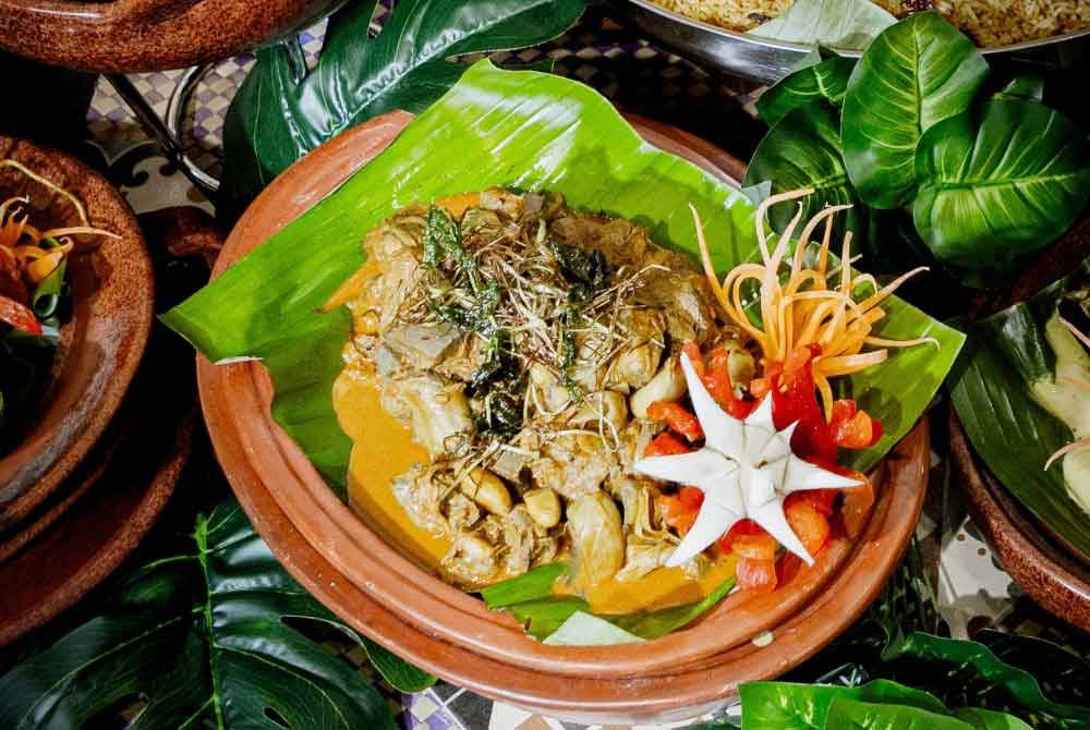 Ayam kalio sinonim dengan penduduk Melaka yang gemarkan hidangan pedas dan berlada.