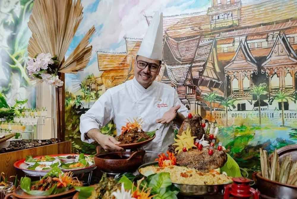 Cef menunjukkan antara resipi istimewa iaitu masakan ayam kalio.