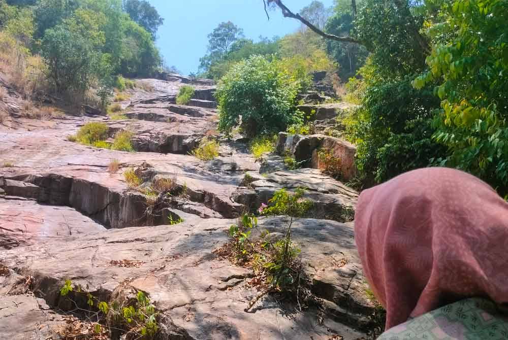 Seorang pengunjung melihat situasi terkini tiada lagi air terjun setinggi kira-kira 100 meter di Seri Perigi, Yan, Kedah.
