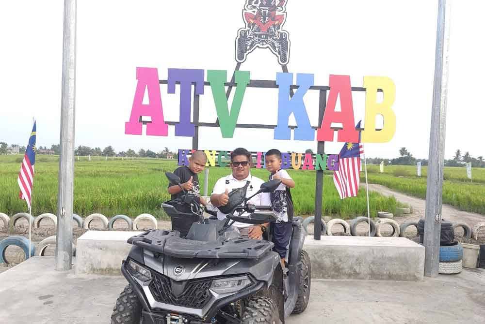 Mohd Norhafizan bersama dua anaknya bergambar di ATV KAB.