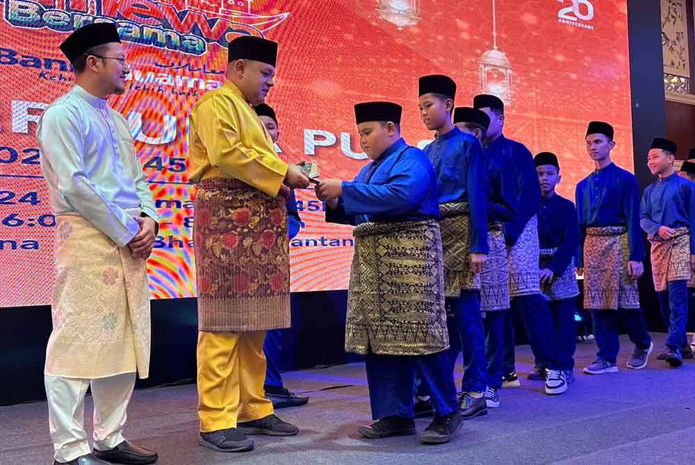 Pembahagian duit raya kepada penghuni-penghuni Yaatim.