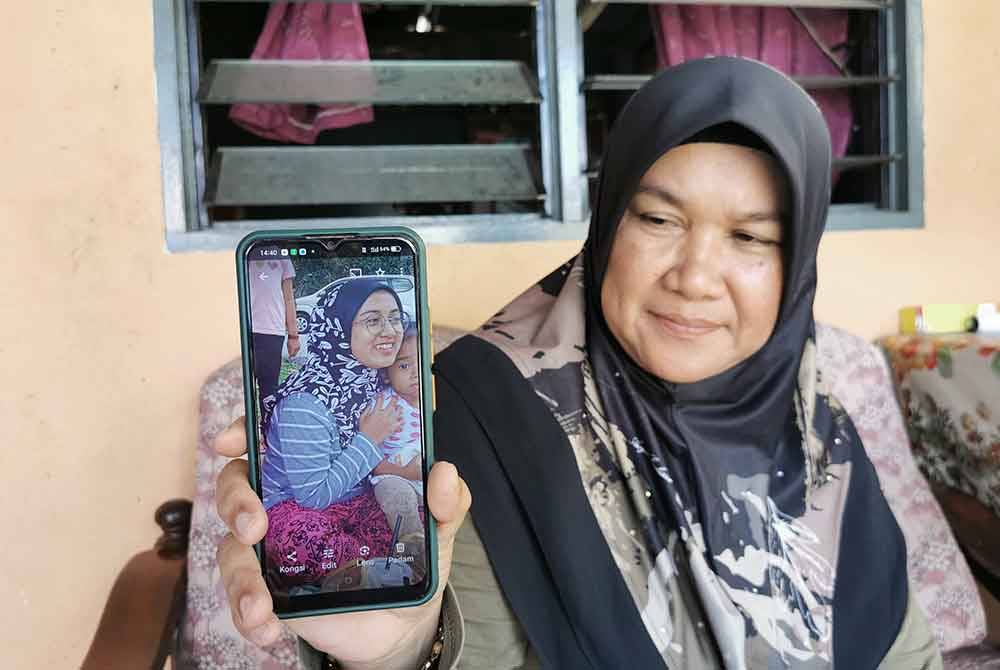 Zaiton menunjukkan baju terakhir dipakai Nur Aini Adila sewaktu keluar daripada rumah pada 7 Oktober tahun lalu.