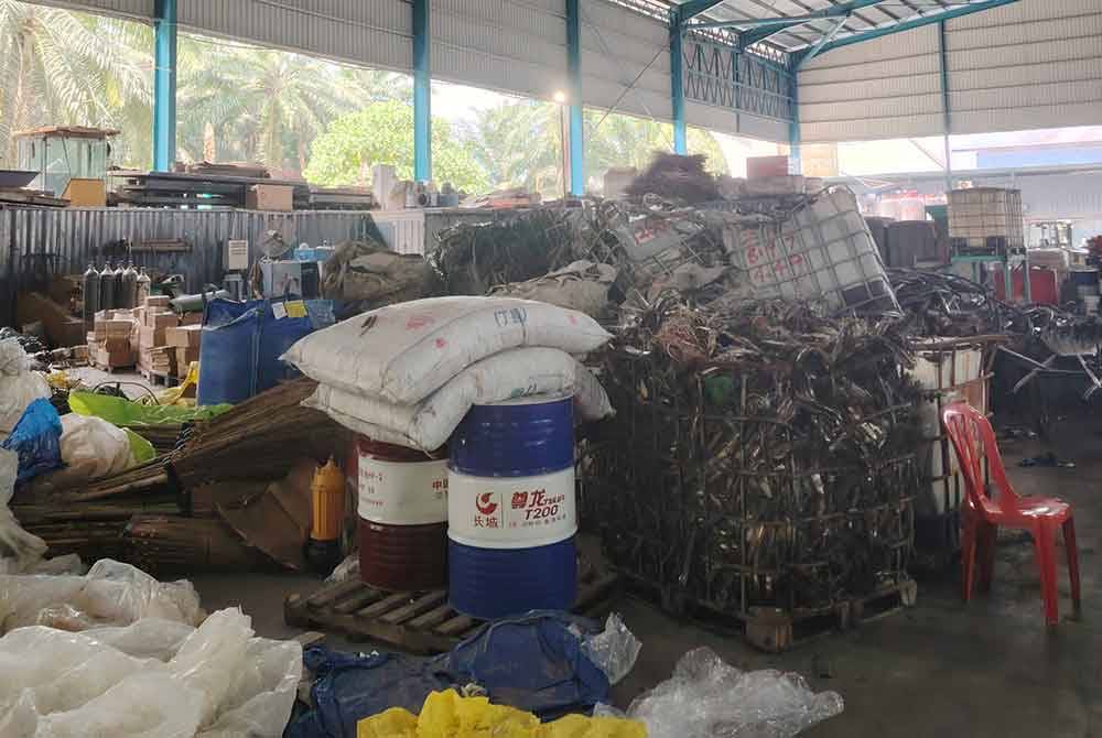 Antara sisa bahan elektronik yang dijumpai di kilang terletak di Telok Panglima Garang, Kuala Langat pada Selasa.