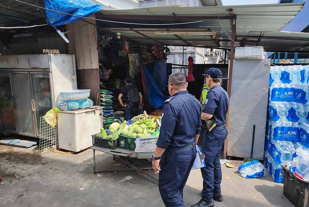 Kilang di Telok Panglima Garang, Kuala Langat yang digempur pada Selasa, turut dilengkapi dengan sebuah kedai runcit.
