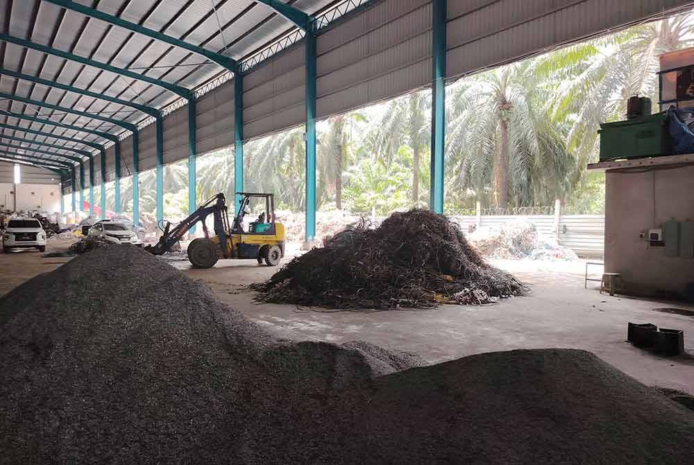 Antara sisa bahan elektronik yang dijumpai di kilang terletak di Telok Panglima Garang, Kuala Langat pada Selasa.