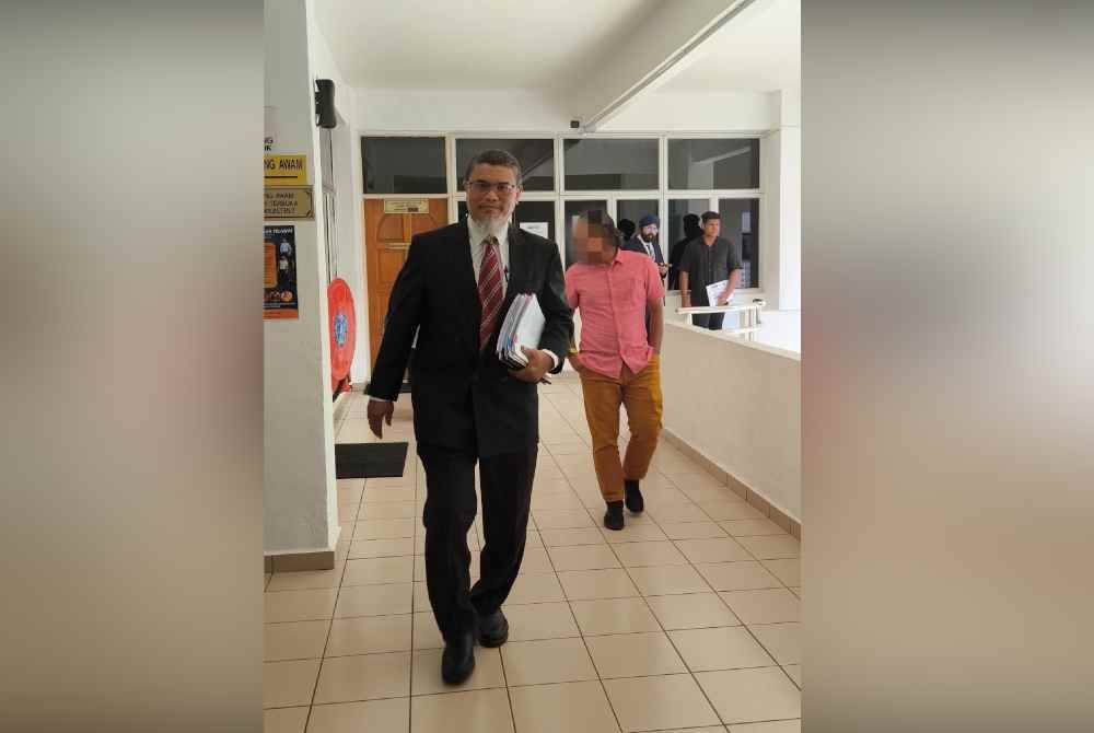 Azmer (kiri) hadir ke Mahkamah Sesyen Selayang pada Selasa bagi mewakili pelajar itu dalam kes samannya terhadap seorang guru sekolah kebangsaan, atas dakwaan memukulnya, lima tahun lalu.