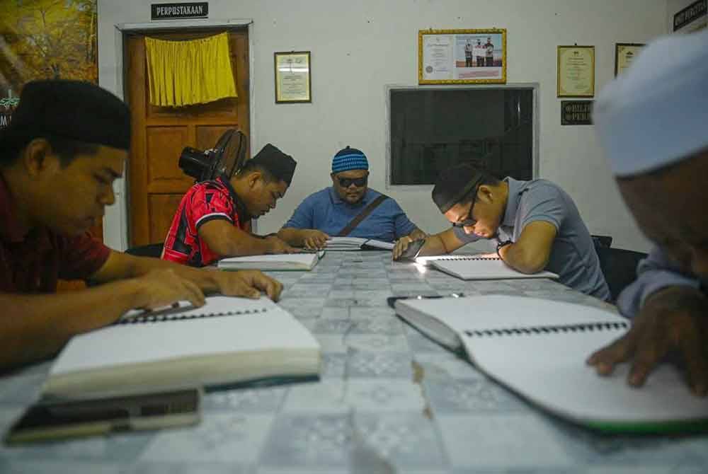 Peserta tadarus Ramadan tekun membaca ayat-ayat suci al-Quran bagi memenuhi masa dengan pengisian bermanfaat sepanjang Ramadan.