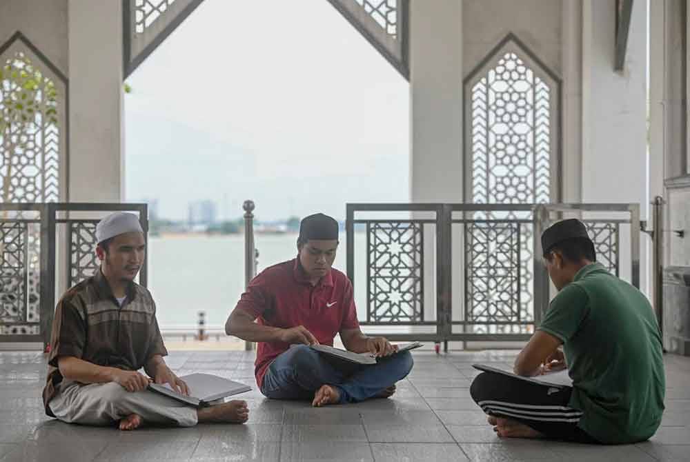 Sebahagian daripada 70 ahli Pertis yang menyertai program tadarus Ramadan yang diadakan di pejabat Pertis, Seberang Takir, Kuala Nerus.