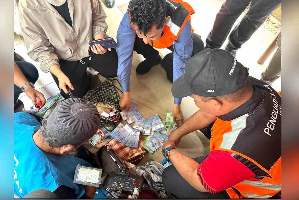 Pemeriksaan pihak berkuasa menemukan sejumlah wang tunai.