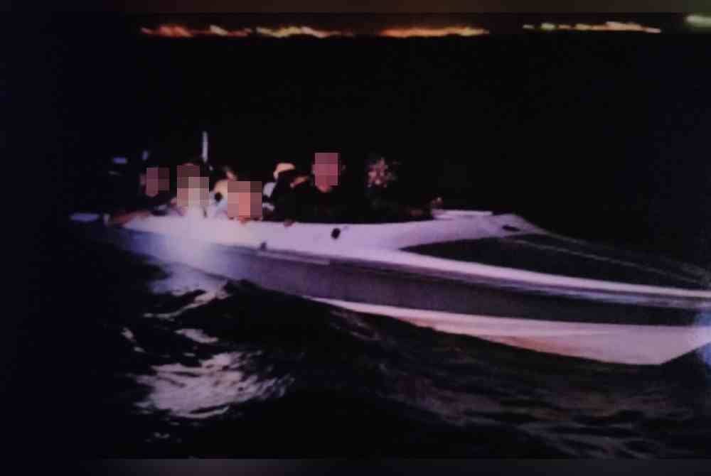 PATI yang ditahan selepas bot dinaiki dipintas Unit Marin Bahagian Penguatkuasaan Kastam di Perairan Tanjung Pelepas pada Jumaat lalu.