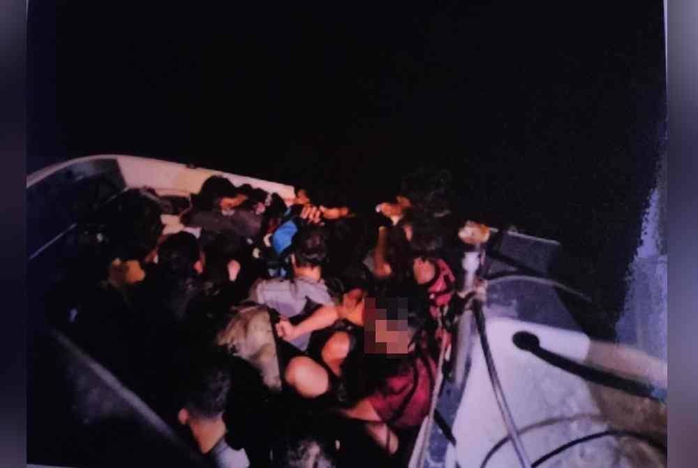 PATI yang ditahan selepas bot dinaiki dipintas Unit Marin Bahagian Penguatkuasaan Kastam di Perairan Tanjung Pelepas pada Jumaat lalu.