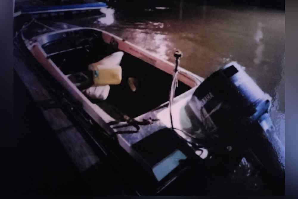 Bot gentian kaca digunakan untuk membawa 10 PATI menyusup keluar melalui perairan Tanjung Pelepas pada Jumaat lalu.