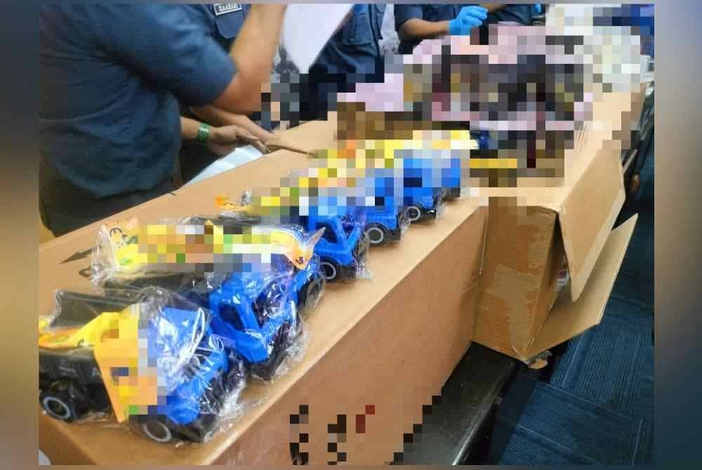 Lori mainan yang digunakan sindiket rokok seludup untuk mengaburi mata pihak berkuasa di Pelabuhan Tanjung Pelepas.
