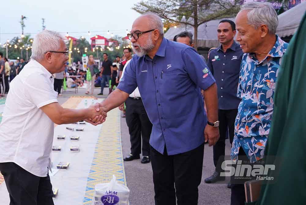 Penasihat Kumpulan Karangkraf, Datuk Hussamuddin Yaacub (kiri) bersama Rastam dan Muhammad Nasir (kanan) meninjau program Iftar Ala Madinah@Karangkraf 2024. Foto Sinar Harian - MOHD HALIM ABDUL WAHID