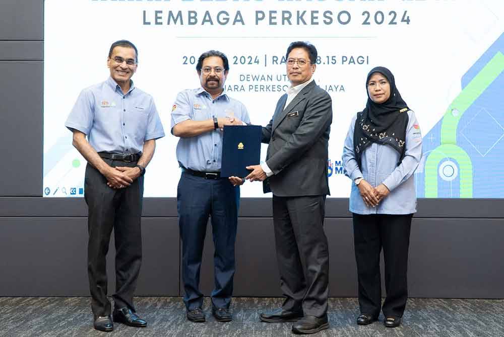 Ketua Pesuruhjaya SPRM, Tan Sri Datuk Seri Azam Baki (dua dari kanan) memberikan penghargaan kepada Subahan Kamal (dua dari kiri).