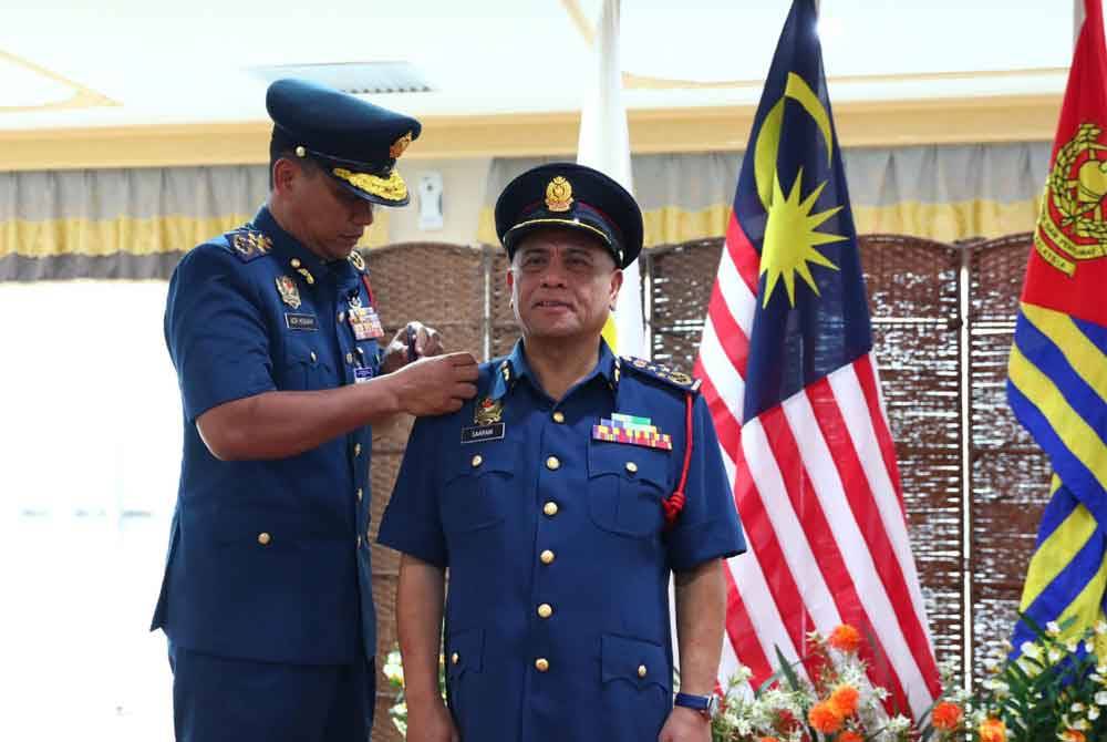 Nor Hisham (kiri) memakaikan pangkat Timbalan Kanan Pesuruhjaya Kehormat pada pakaian Saarani sempena Majlis Penganugerahan Pangkat Kehormat Jabatan Bomba dan Penyelamat Malaysia (JBPM) Negeri Perak di Bangunan Perak Darul Ridzuan, di sini pada Rabu.
FOTO PEJABAT MB PERAK