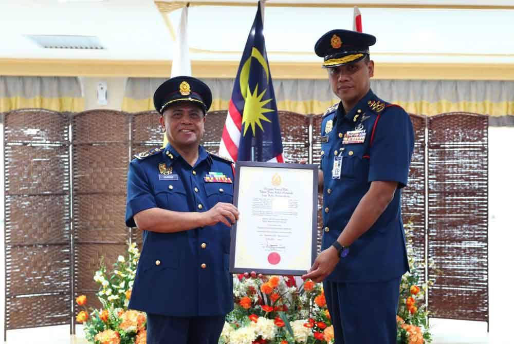 Saarani (kiri) menerima sijil daripada Nor Hisham sempena Majlis Penganugerahan Pangkat Kehormat Jabatan Bomba dan Penyelamat Malaysia (JBPM) Negeri Perak di Bangunan Perak Darul Ridzuan, di sini pada Rabu. FOTO PEJABAT MB PERAK