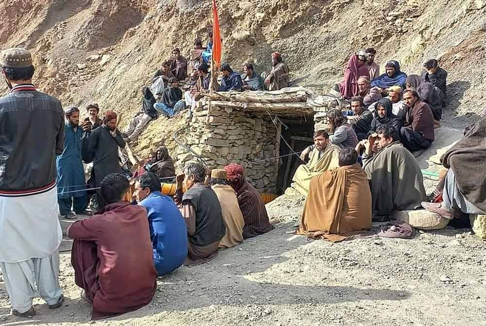 Gambar yang dikeluarkan oleh Jabatan Kemajuan Galian dan Galian Balochistan menunjukkan sebahagian pelombong berkumpul di kawasan perlombongan Khost. - AFP