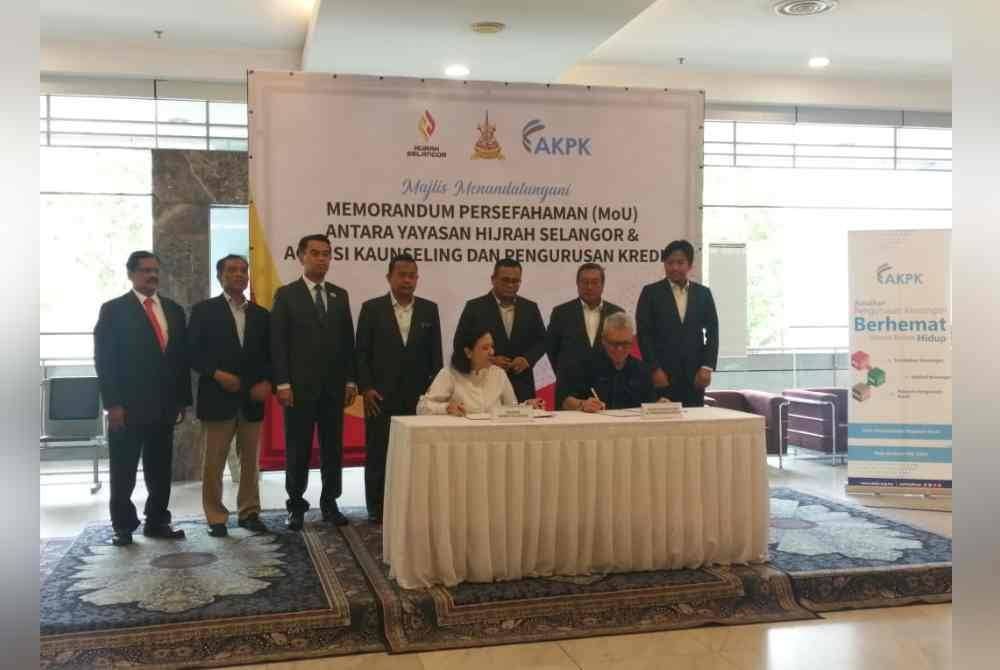 Amirudin (tiga dari kanan,berdiri) menyaksikan majlis menandatangani MoU antara YHS diwakili Mearia dan Azaddin (kanan) daripada AKPK.
AKPK yang berlangsung di SSAAS pada Rabu.