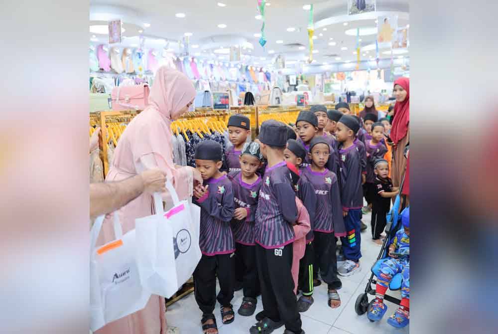 Fasha meluangkan masa untuk bersama-sama menyampaikan sumbangan kepada 1,000 anak yatim di Alfaro Mall pada Selasa.