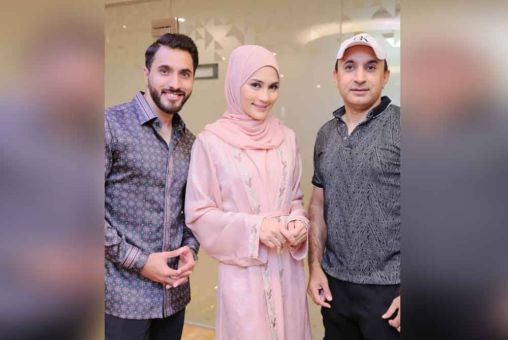 Fasha bersama pengasas Alfaro, Farooq Ahmed (kiri) dan Pengarah Pemasaran Alfaro, Muhammad Irfan.