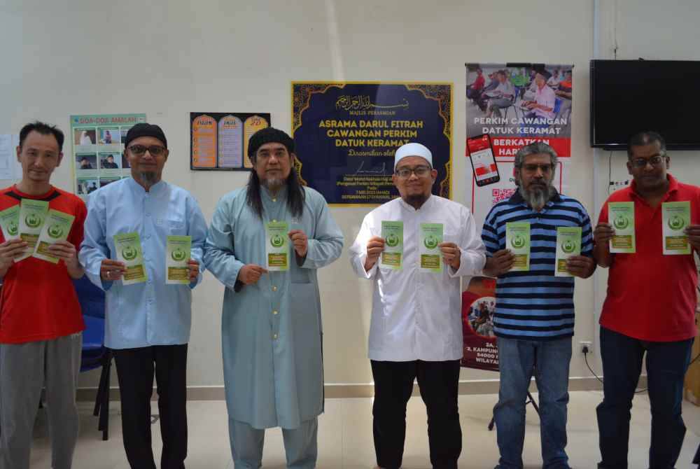 Pemilihan Daqmie (tiga dari kiri) sebagai Duta Mualaf Perkim Datuk Keramat adalah bertujuan untuk menarik minat lebih ramai golongan mualaf untuk terus mendalami ajaran Islam.