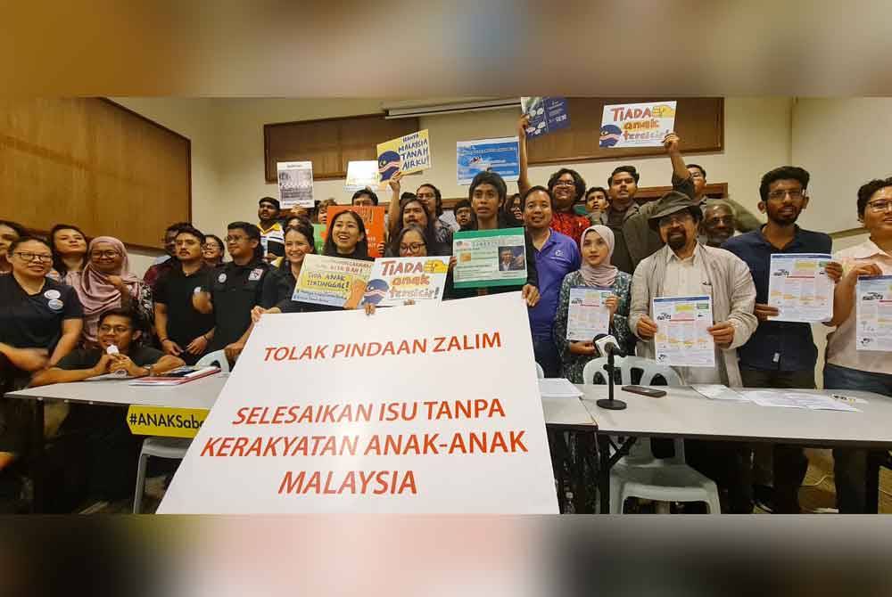 Sebahagian aktivis dan wakil NGO yng hadir pada sidang akhbar di Dewan Perhimpunan Cina Kuala Lumpur, pada Rabu.