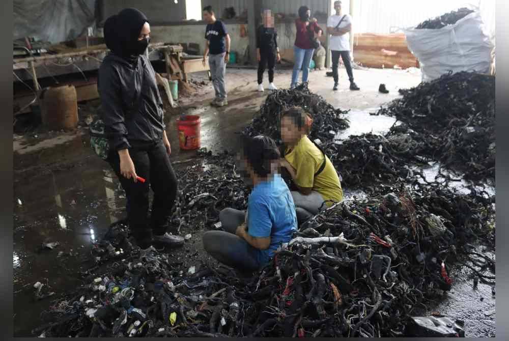 Kilang ini disyaki menggajikan warga asing dengan bayaran sebanyak RM2,500 hingga RM3,000 sebulan selain menyediakan tempat tinggal di dalam kilang tersebut.