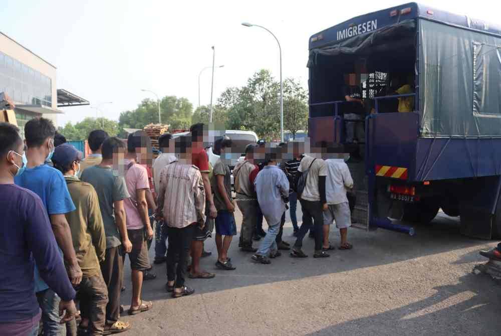 Antara warga asing yang ditahan JIM dalam serbuan di sebuah kilang di Klang pada Selasa.