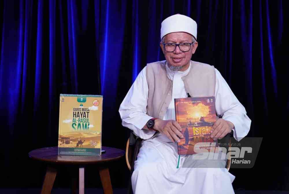 Dr Zulkifli menunjukkan buku Isra' dan Mi'raj Perjalanan Kepada Yang Maha Agung di Kompleks Kumpulan Karangkraf, Shah Alam pada Rabu.