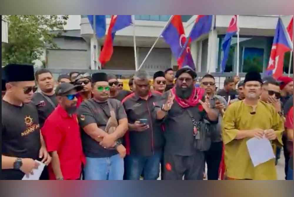 Sepuluh NGO dari seluruh negara mengadakan perhimpunan aman mendesak pihak berkuasa mengambil tindakan tegas dan mengenakan hukuman berat kepada mereka yang terlibat mengedarkan stoking tertera perkataan ALLAH.