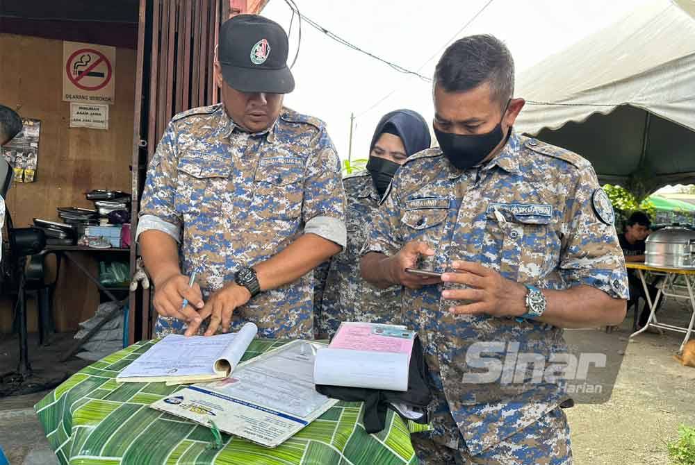 Penguat kuasa mencatat kompaun kepada peniaga yang melanggar syarat lesen.