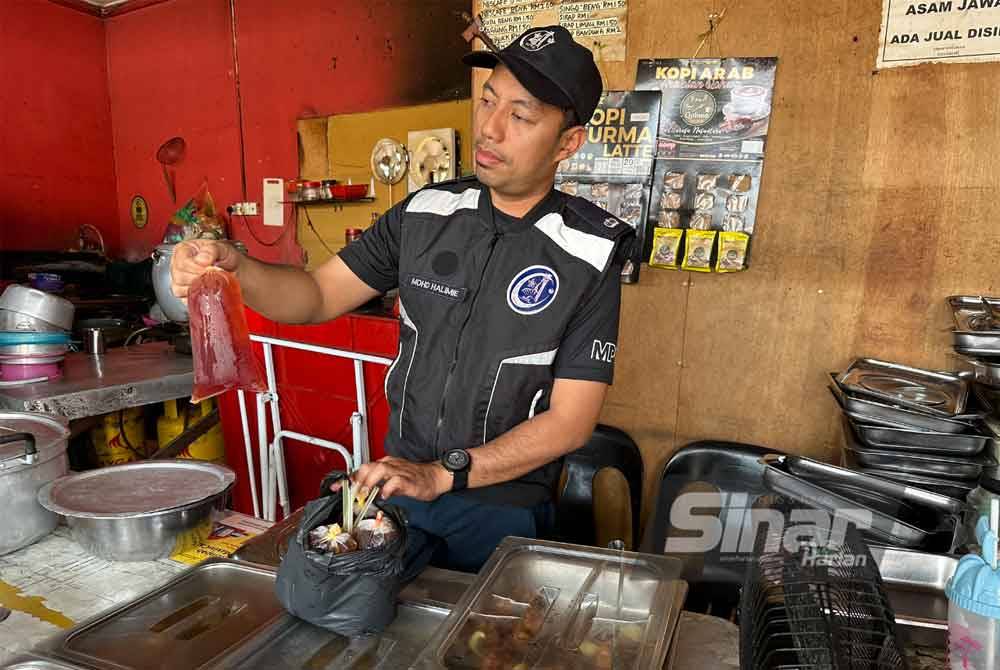 Mohd Halimie menunjukkan teh O ais yang siap dibungkus.
