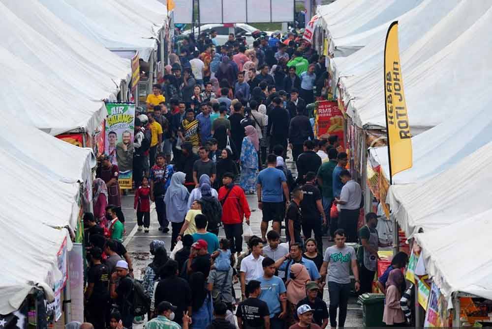 Terdapat dakwaan ada segelintir peniaga bersikap tidak jujur dengan menjual juadah iftar yang indah khabar dari rupa. Gambar hiasan Bernama
