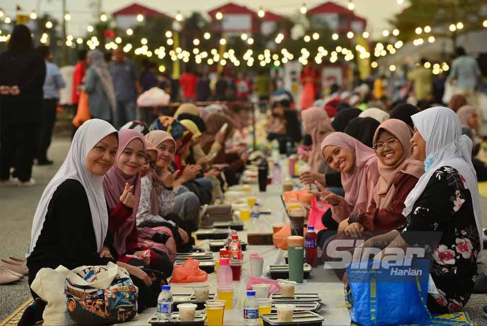 Orang ramai mengambil kesempatan untuk mengeratkan hubungan kekeluargaan dan persahabatan dengan berbuka puasa bersama di Dataran Karangkraf. Foto Sinar Harian-ASRIL ASWANDI SHUKOR