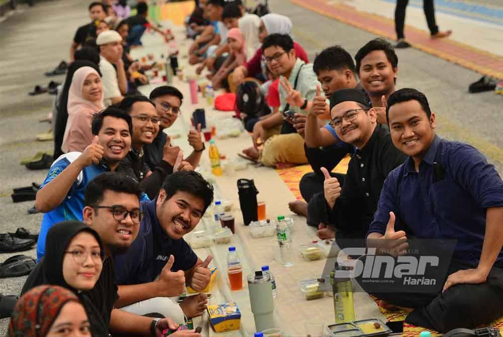 Orang ramai mengambil kesempatan untuk mengeratkan hubungan kekeluargaan dan persahabatan dengan berbuka puasa bersama di Dataran Karangkraf. Foto Sinar Harian-ASRIL ASWANDI SHUKOR
