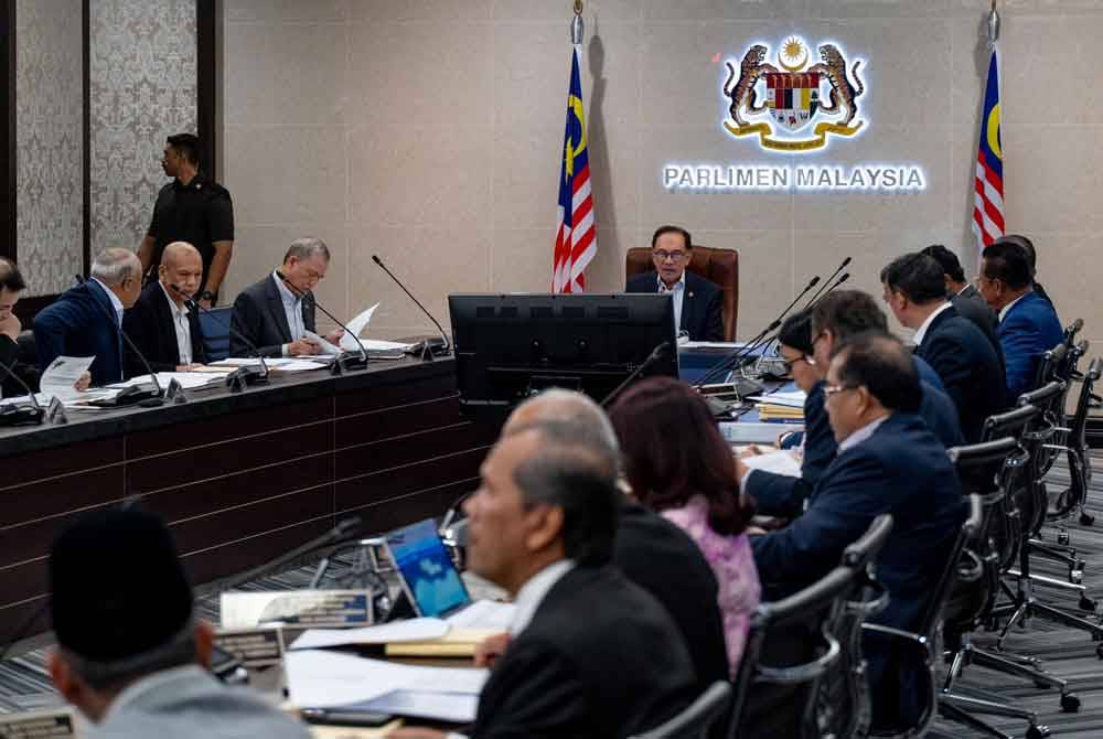 Anwar mempengerusikan Mesyuarat Majlis Tindakan Sara Hidup Negara (NACCOL) di Bangunan Parlimen, pada Selasa. Foto Facebook Anwar Ibrahim