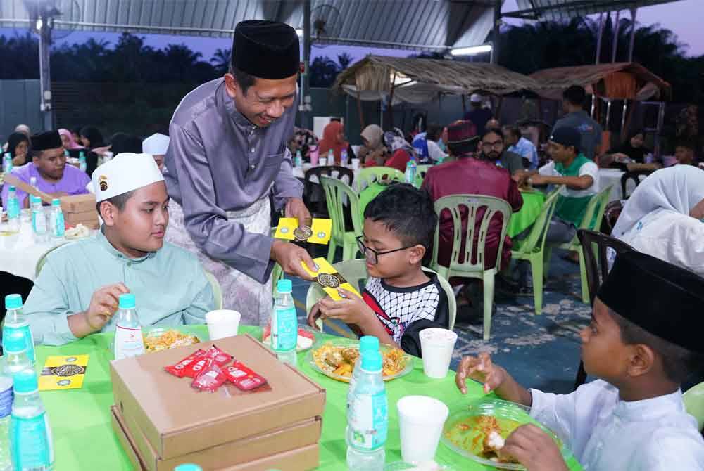 Nur Mohd Razali memberikan sumbangan duit raya berjumlah RM50 kepada penghuni Rumah Amal Raudhatul Jannah pada Selsa.
