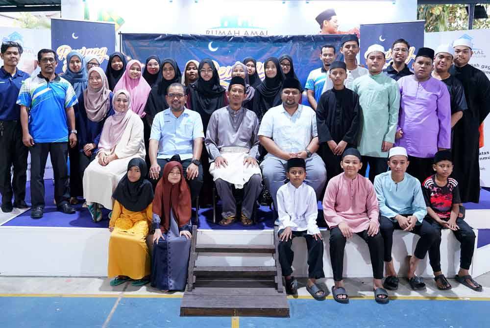 Nur Mohd Razali (duduk dua dari kanan) bergambar bersama penghuni Rumah Amal Raudhatul Jannah pada Selasa.