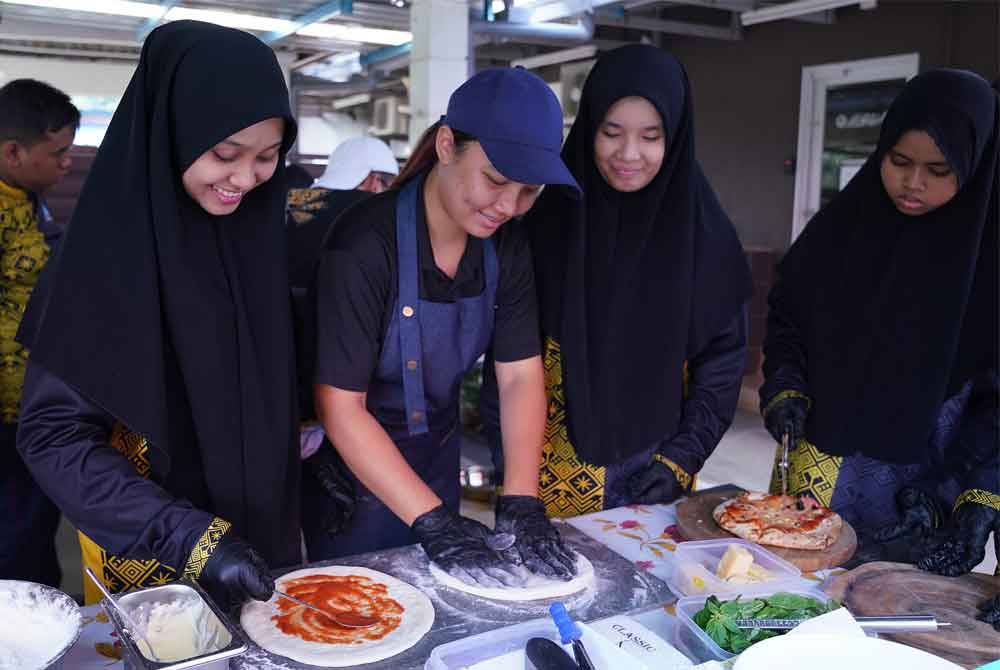 Penghuni Rumah Amal Raudhatul Jannah berpeluang untuk menyediakan hidangan piza dalam Program Rewang Iftar Bersama YIDE pada Selasa.