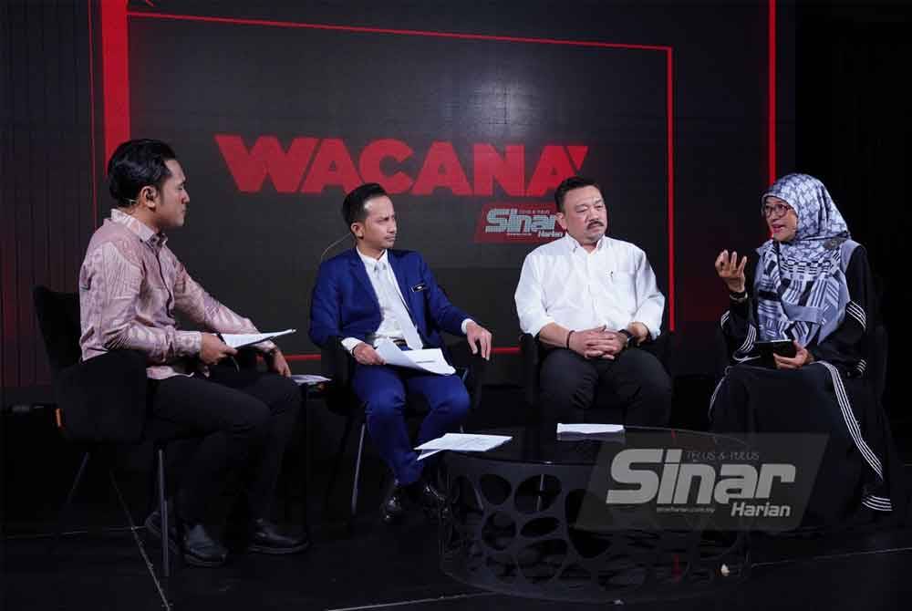 Dr Anuar Ahmad (dua dari kanan), Dr Wan Noor Azhar Wan Sulaiman (dua dari kiri) dan Dr Murni Hussin (kanan) ketika program Wacana siri 434 bertajuk 'Dah 2024, masih isu kelas padat?' pada Rabu. 