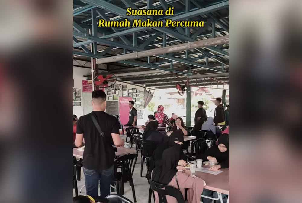 Suasana di Rumah Makan Percuma.