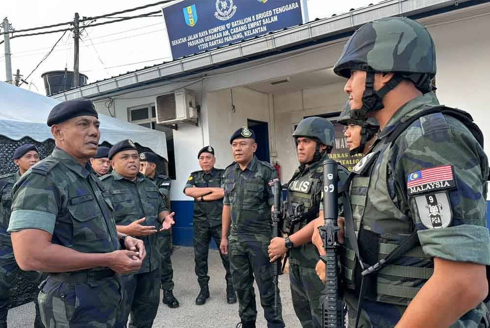 Sheik Azhar (kiri) yang bertemu dengan anggota-anggota di SJR di Rantau Panjang, Pasir Mas.